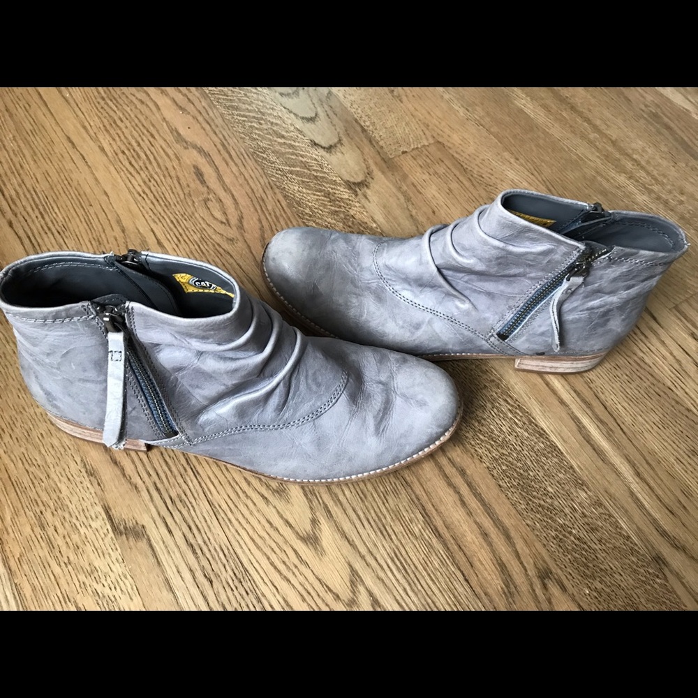 Caterpillar light grey leather boots. EUC size 9 or 40